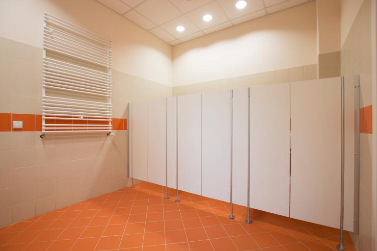 Drzwi wahadłowe do kabin prysznicowych